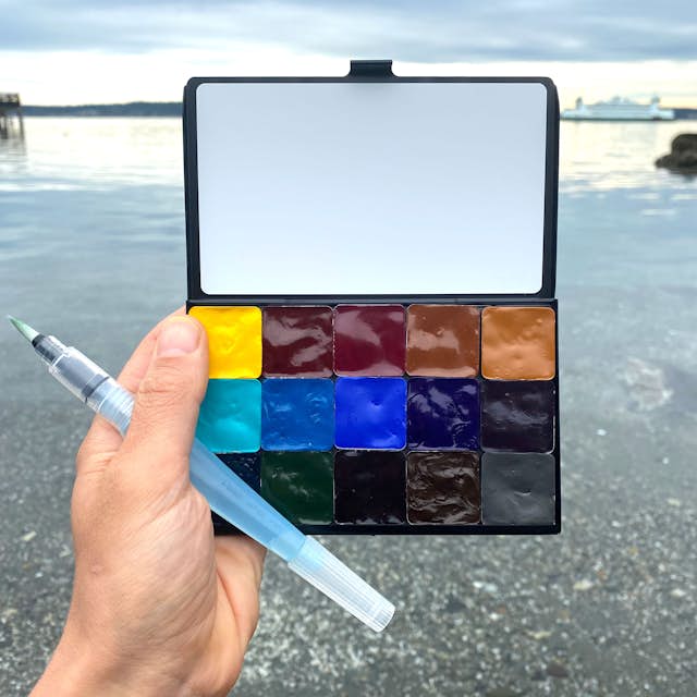 Folio Palette with 15 Double Pans on the beach.